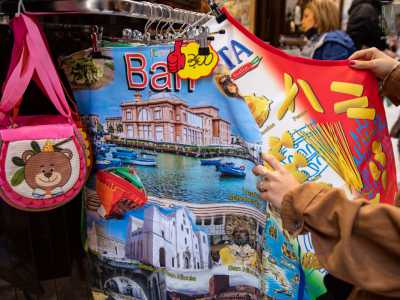 ...incuriositi dalle magliette colorate con la scritta �Bari�, dai grembiuli decorati con pasta e monumenti del capoluogo pugliese...